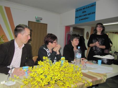 Okrogla miza Otrok v rejništvu = otrok med dvema družinama 14